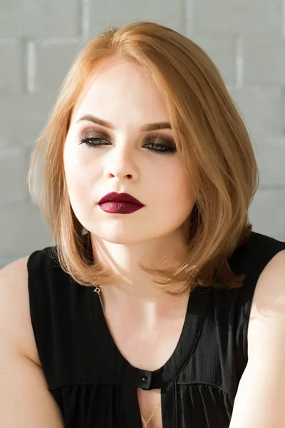 Porträtt av en blondin med ljusa make-up — Stockfoto