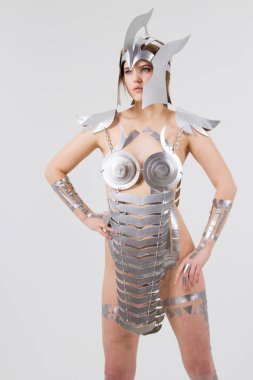 Kılıçlı ve zırhlı bir kız.