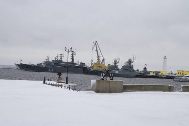 Kronstadt adası iskelede askeri gemiler