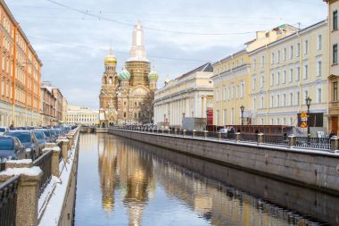 Kan üzerinde kurtarıcı Kilisesi Griboedov kanal yansıtılır