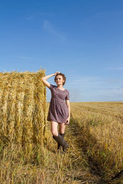 Dívka Šatech Gumové Boty Stojí Slaměný Zásobník — Stock fotografie