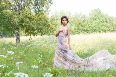 Kız bir yaz ormanda yürüyor