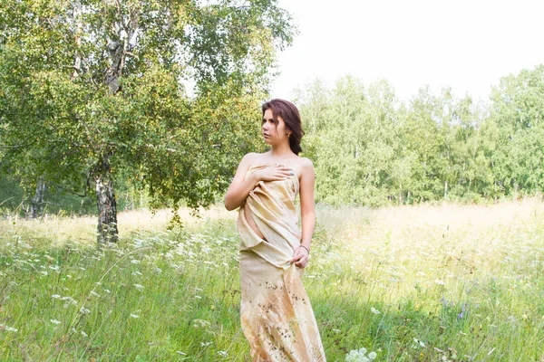 Kız bir yaz ormanda yürüyor