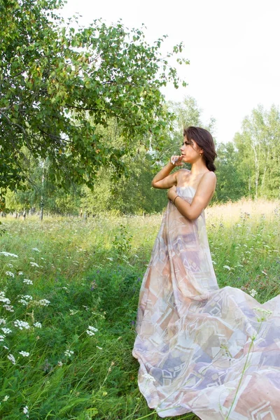 Kız bir yaz ormanda yürüyor