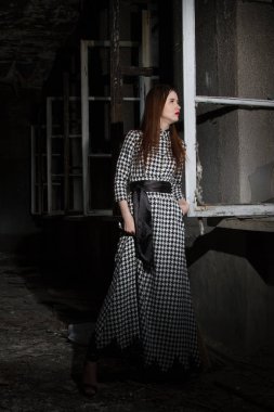 kız tarafından terk edilmiş bir evde penceresinde duruyor