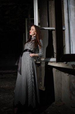 kız tarafından terk edilmiş bir evde penceresinde duruyor