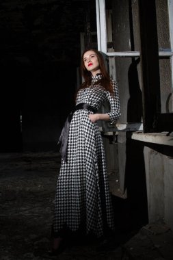 kız tarafından terk edilmiş bir evde penceresinde duruyor