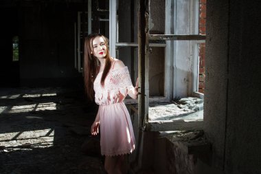 kız tarafından terk edilmiş bir evde penceresinde duruyor