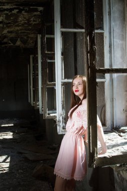 kız tarafından terk edilmiş bir evde penceresinde duruyor