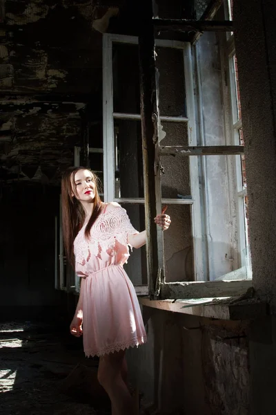 Mädchen Steht Fenster Eines Verlassenen Hauses — Stockfoto