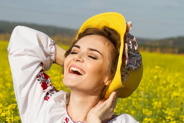Emotionales Junges Mädchen Mit Hut Inmitten Von Wildblumen — Stockfoto
