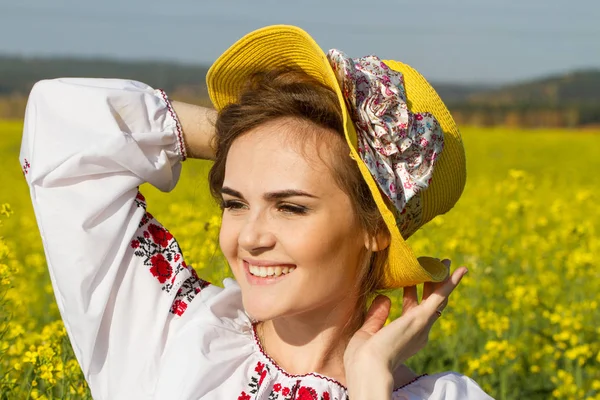 Эмоциональная Девушка Шляпе Среди Полевых Цветов — стоковое фото