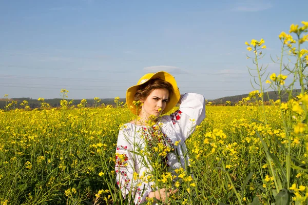 Эмоциональная Девушка Шляпе Среди Полевых Цветов — стоковое фото