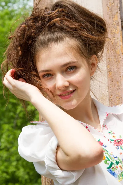 Emocional Chica Joven Camisa Blanca — Foto de Stock