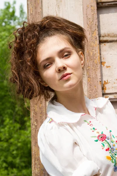 Beyaz Gömlekli Duygusal Genç Kız — Stok fotoğraf