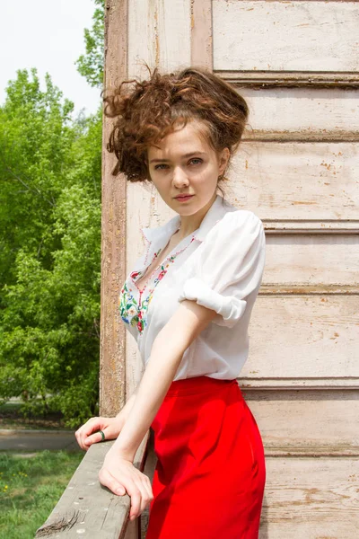 Emotionele Jonge Meisje Wit Overhemd — Stockfoto