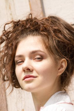 Beyaz gömlekli duygusal genç kız