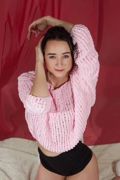 침실에 침대에 분홍색 스웨터에 — 스톡 사진