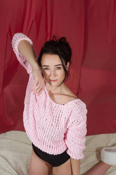 Menina Uma Camisola Rosa Uma Cama Quarto — Fotografia de Stock