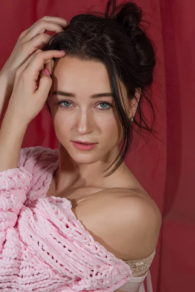 Girl Pink Sweater Bed Bedroom — Stock Photo, Image