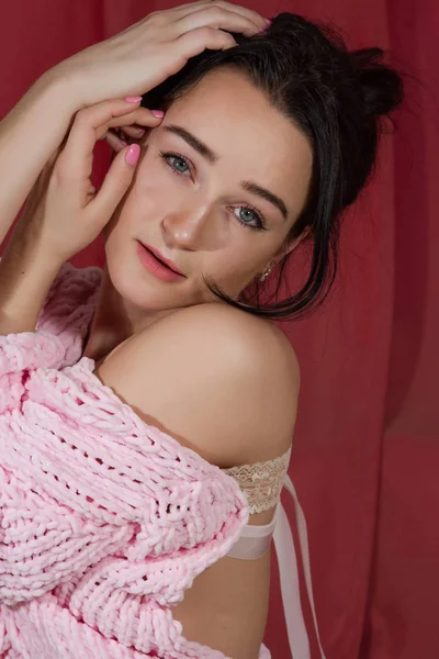 Девушка Розовом Свитере Кровати Спальне — стоковое фото