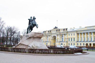 Çar Peter, St. Petersburg Senato Meydanı ilk anıt