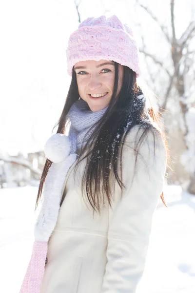 Fille Dans Chapeau Rose Manteau Blanc — Photo