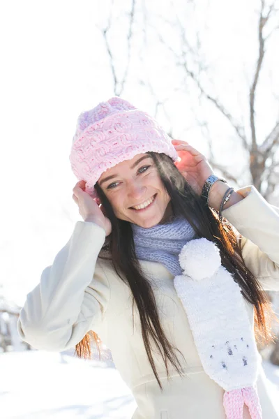 Chica Con Sombrero Rosa Abrigo Blanco —  Fotos de Stock