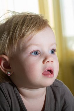 çocuk masasında makarna yiyor