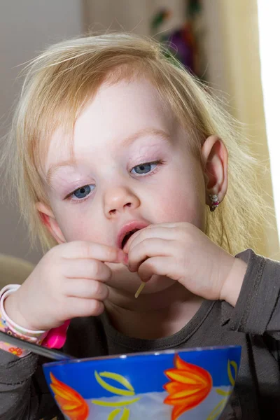 Στο Τραπέζι Παιδί Τρώει Μακαρόνια — Φωτογραφία Αρχείου