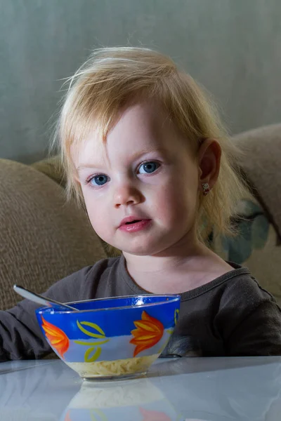 子テーブルで食べるパスタ — ストック写真