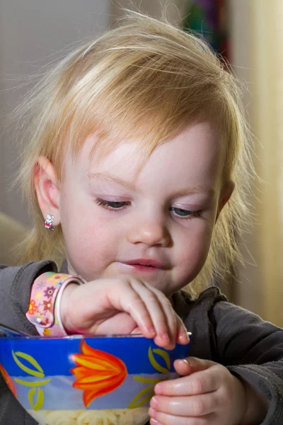 Bambino Tavola Mangia Pasta — Foto Stock