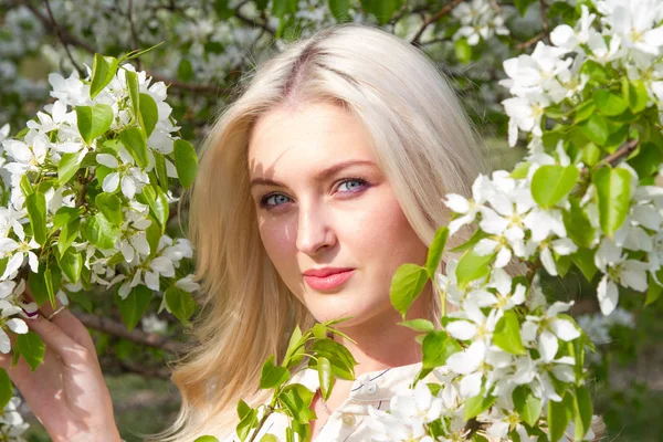 Blonde Dans Jardin Parmi Les Arbres Fleurs — Photo