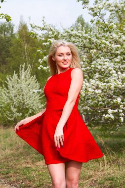 Sarışın bahçede, çiçekli ağaçlar arasında