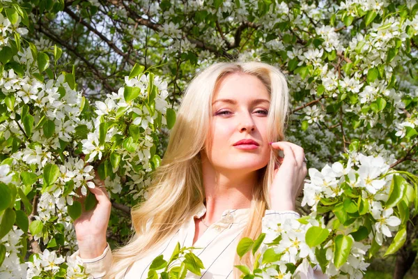 Sarışın bahçede, çiçekli ağaçlar arasında