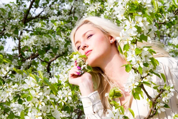 Jeune Fille Parmi Les Arbres Fleurs Dans Jardin — Photo