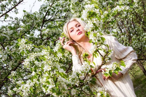 Young Girl Flowering Trees Garden — Stock Photo, Image