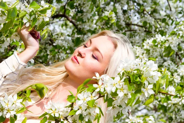 Jeune Fille Parmi Les Arbres Fleurs Dans Jardin — Photo