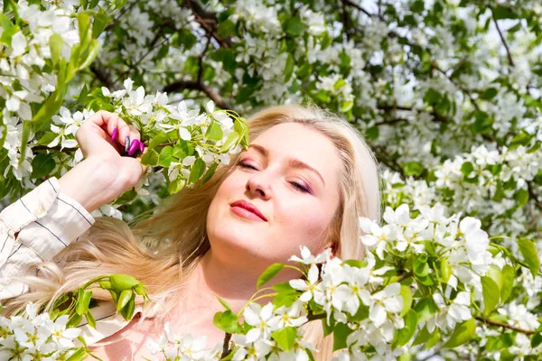 Young Girl Flowering Trees Garden — Stock Photo, Image