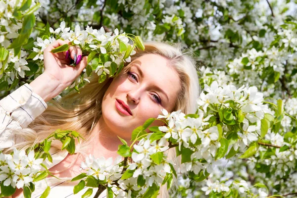 Young Girl Flowering Trees Garden — Stock Photo, Image