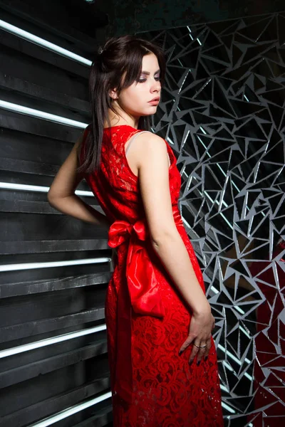 Kırmızı Gece Elbiseli Genç Kız — Stok fotoğraf