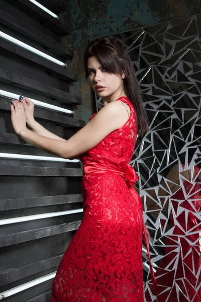 穿长红色连衣裙的女孩 工作室肖像 — 图库照片