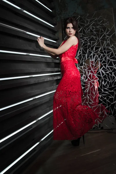 Chica Con Vestido Largo Rojo Retrato Estudio — Foto de Stock