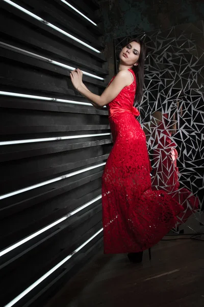 Uzun Kırmızı Elbiseli Kız Stüdyo Portre — Stok fotoğraf
