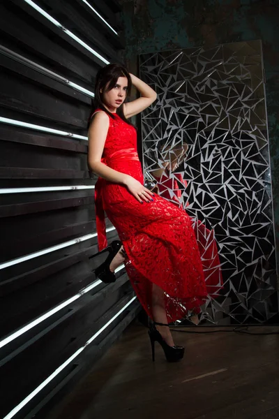 穿长红色连衣裙的女孩 工作室肖像 — 图库照片