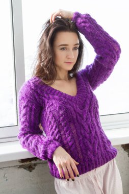 Kız pencerenin arka planda duruyor