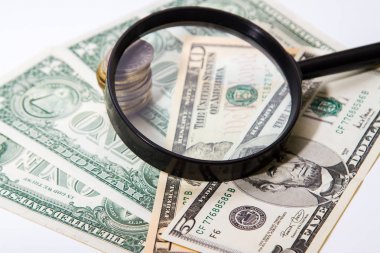 Büyüteç'i Amerikan Doları küçük faturalarında yer alır.