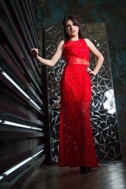 karanlık bir odada uzun Kırmızı elbiseli kız