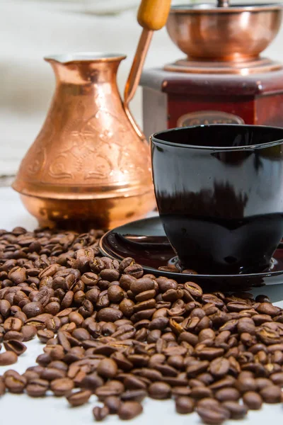 コーヒー カップの横にあるテーブルの上のコーヒー豆 — ストック写真