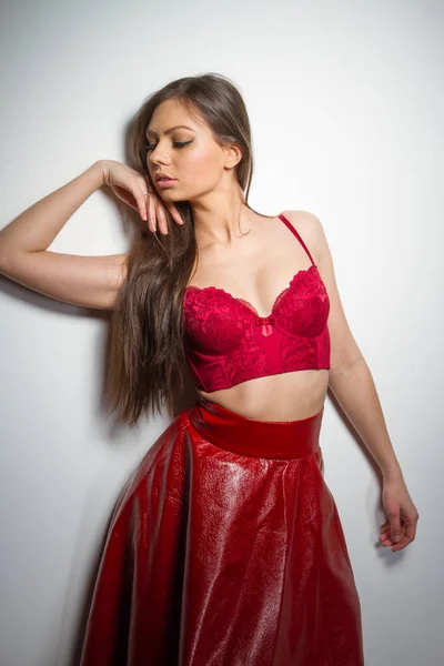 革のスカートと赤いレースのブラで感情的な若い女の子 スタジオ ポートレート — ストック写真